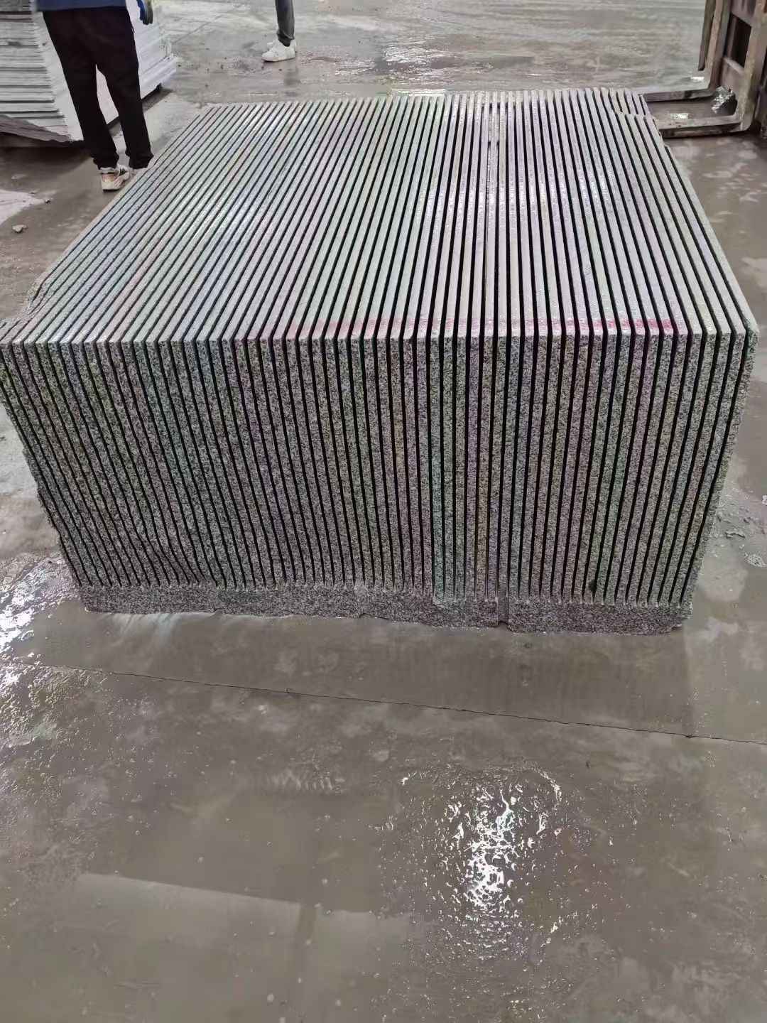 郴州芝麻白毛板荒料切割